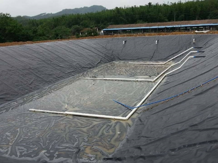 氧化塘化粪池防渗施工现场 建通工程科技