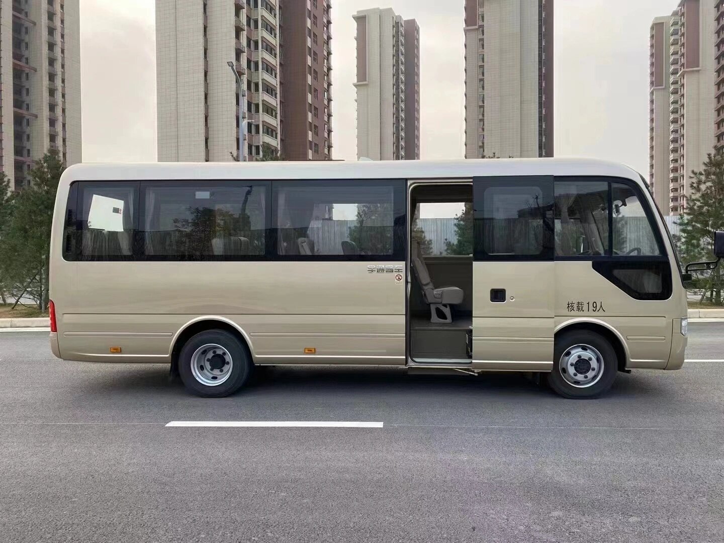 19座考斯特常规版中巴